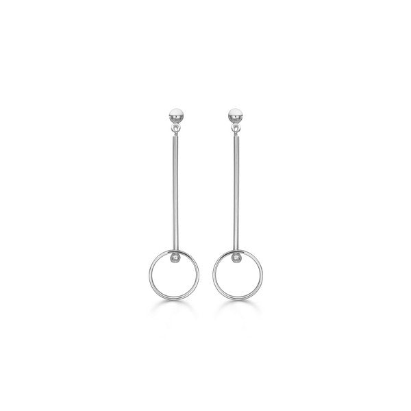 Sølvøreringe med cirkelvedhæng fra Mads Z i ægte sølv – minimalistisk og elegant design.